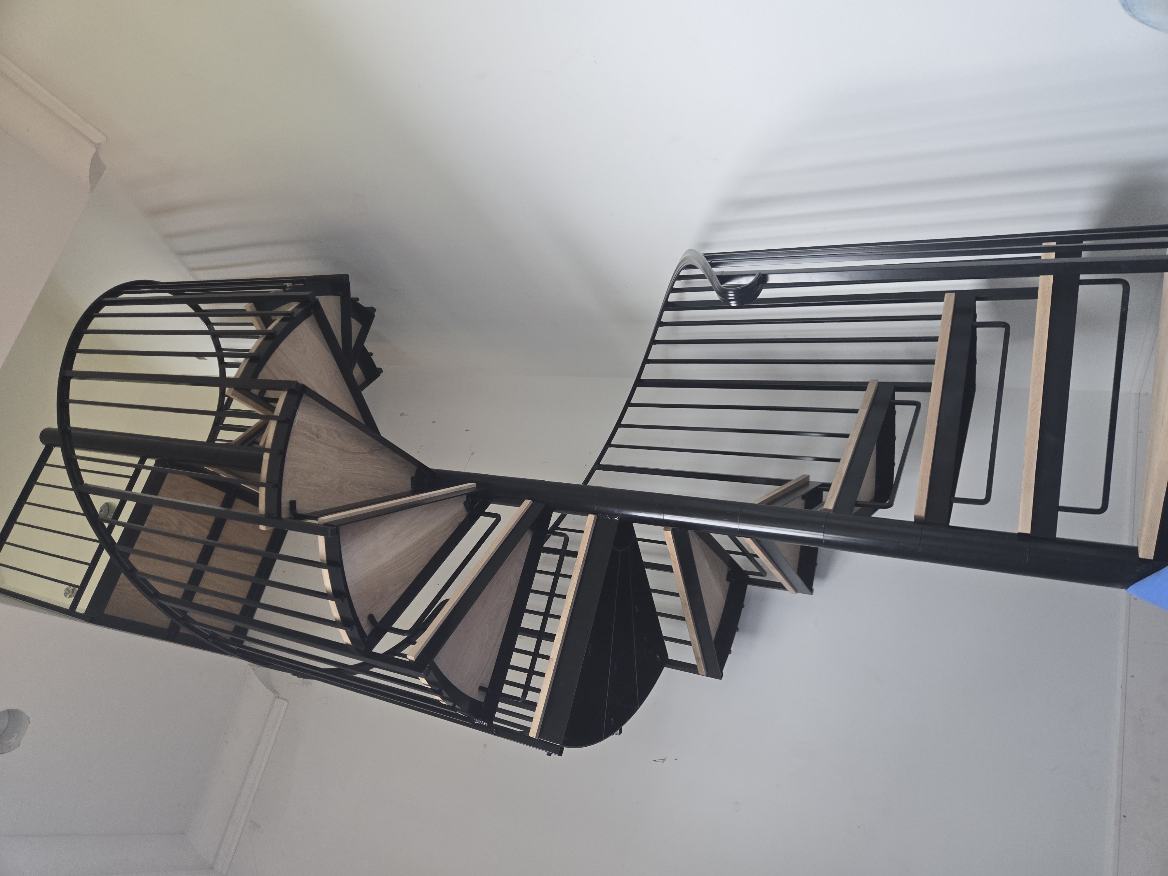 Floating stair treads